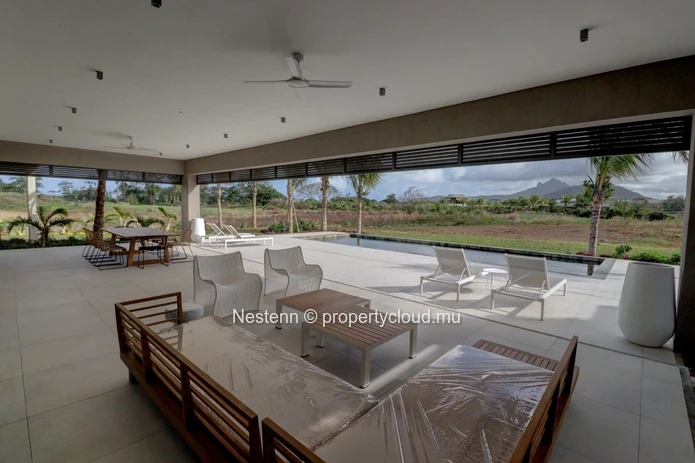 Villa neuve de 4 chambres de plain-pied avec vue sur le golf dans un domaine prestigieux