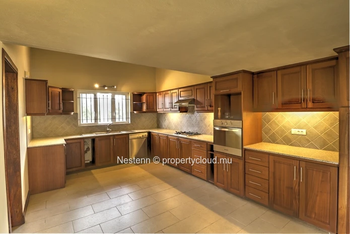 Maison spacieuse à 3 chambres, non meublée et bien entretenue, dans un domaine prestigieux.