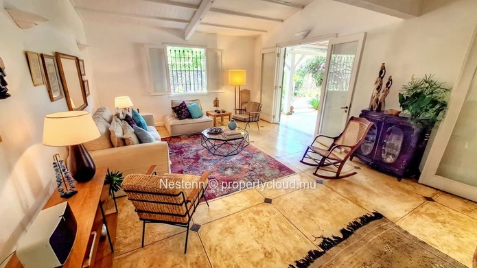 Elégante villa de style colonial, nichée dans un vaste jardin luxuriant 
