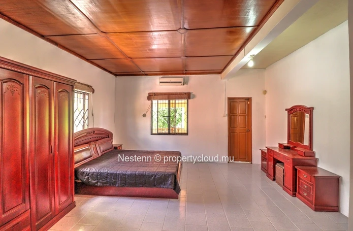 House to renovate near the beach with strong rental investment potential.