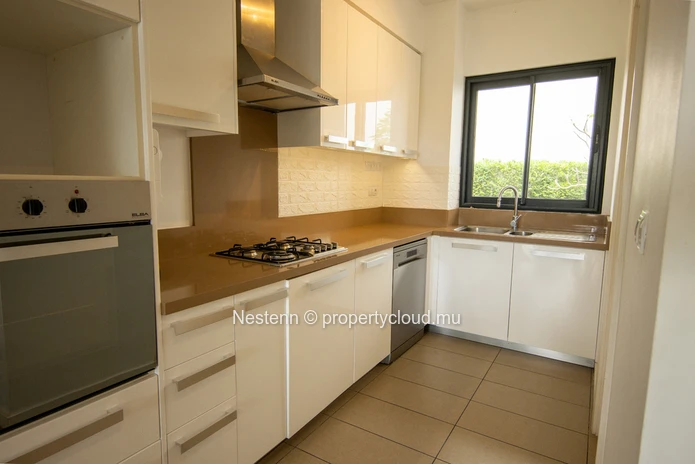 Furnished ground floor apartment with 3 bedrooms and garden 
