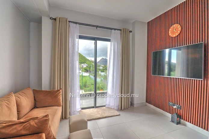 Villa contemporaine de 3 chambres avec piscine privée et vue montagne.