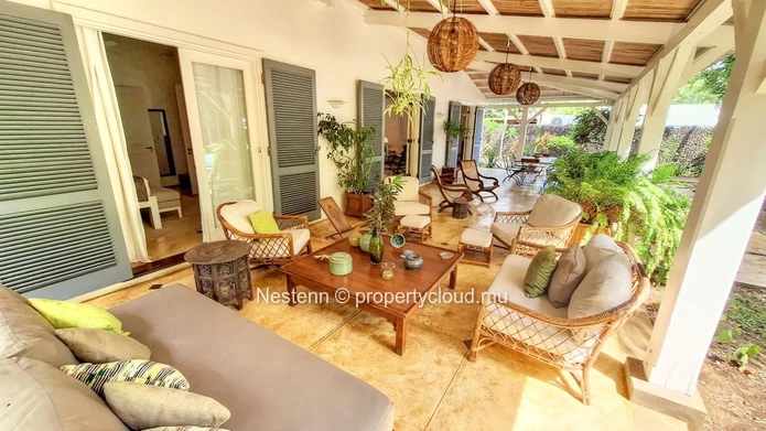 Elégante villa de style colonial, nichée dans un vaste jardin luxuriant 