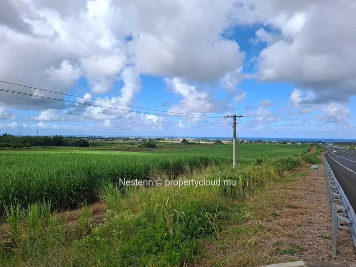 Land of 188820 m² near airport and proximity to a stone crusher.