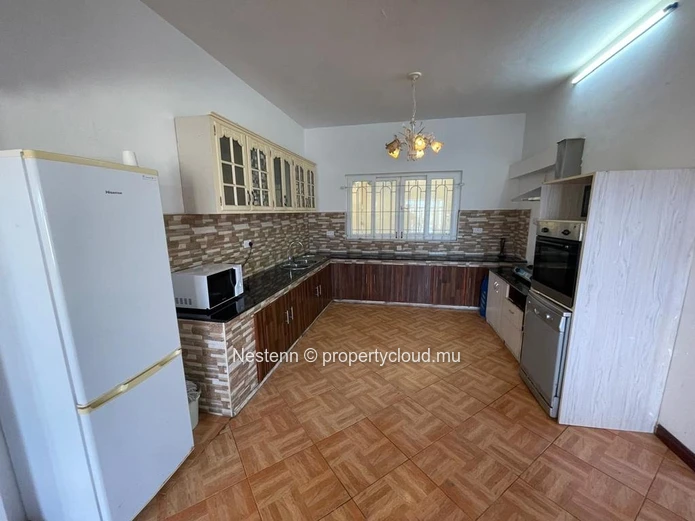Maison spacieuse de 6 chambres avec piscine privée et garage souterrain.