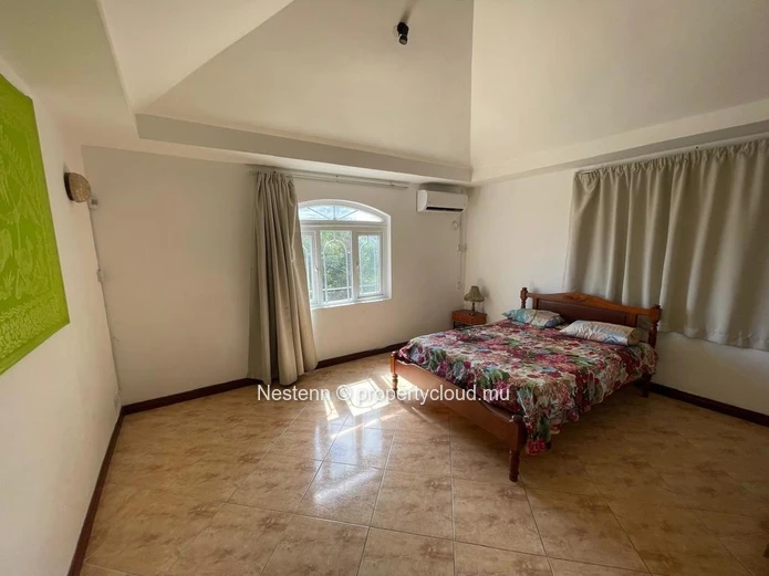 Maison spacieuse de 6 chambres avec piscine privée et garage souterrain.