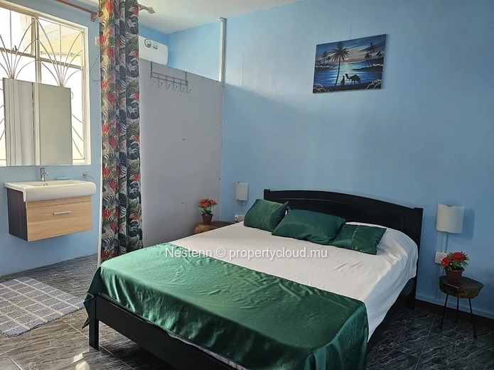 Maison spacieuse avec piscine, idéale pour table d'hôte 