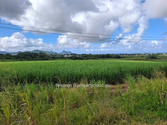 Land of 188820 m² near airport and proximity to a stone crusher.