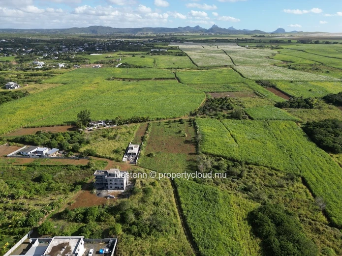 Vaste terrain résidentiel de 6330 m² avec accès routier sur deux côtés à proximité de projets résidentiels