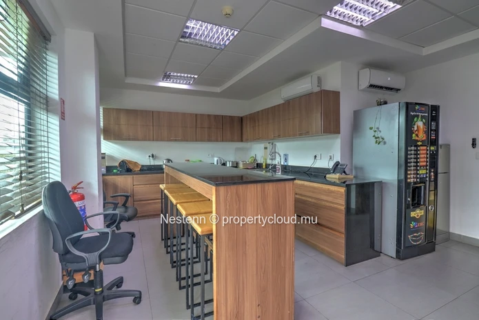 Furnished 20 m² offices with air conditioning, parking, and meeting rooms