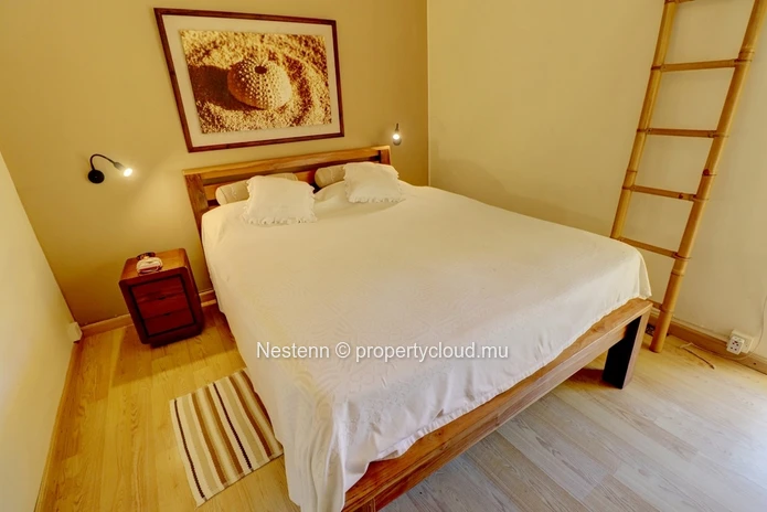 3-bed single storey house with lots of charm in front of the beach