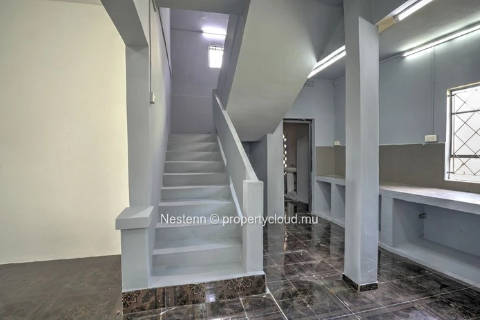  120 m² building on a 527 m² plot of land on the main road 