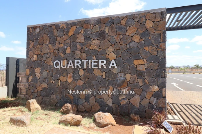 Superb residential plot in a quiet and secure environment, close to the sea. 