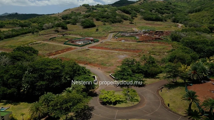 Sea view land of 1575 m² in an exceptional estate.
