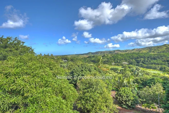Spacieuse maison de 275 m² de 9 chambres avec vue sur la mer et la montagne.