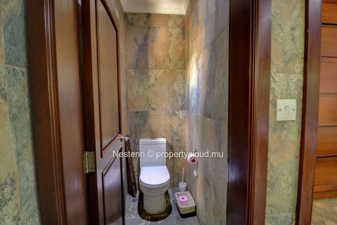 Colonial villa with 4 bedrooms, private pool, and sea access in a good condition