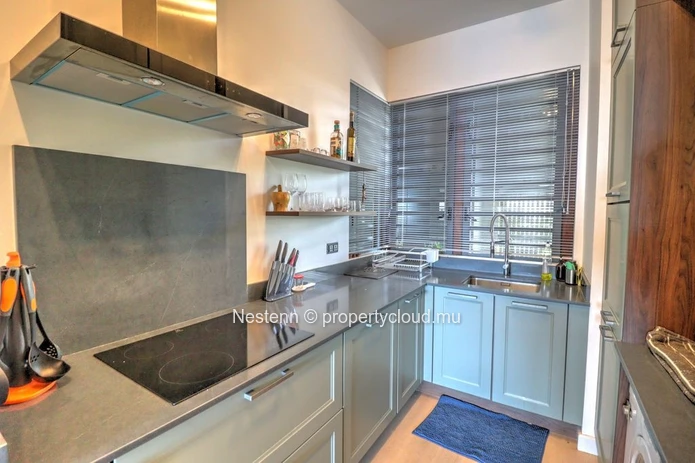 Magnificent beachfront apartment with sea views in a secure residence.