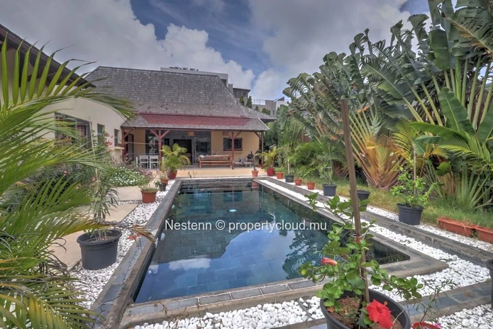 Élégante villa de style balinais sur un terrain de 675 m²