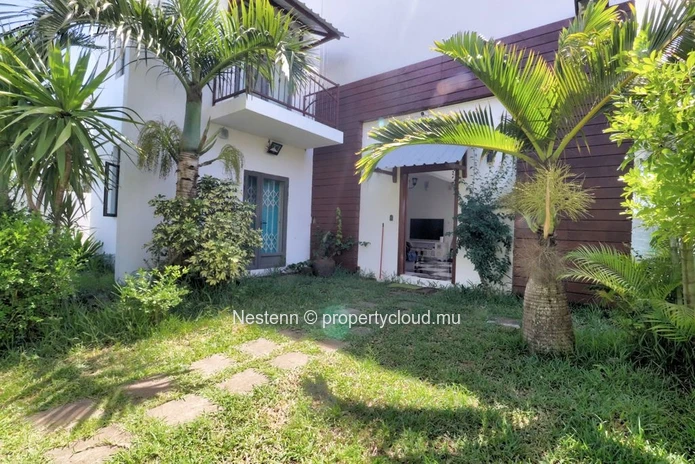 À LOUER – Superbe villa en Duplex  avec Piscine et Grand Jardin arbore.