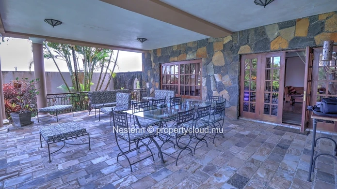 Villa de 4 chambres avec jardin de 2110m² piscine privée charme rustique et moderne