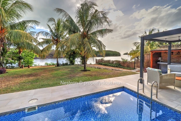 Spacieux et lumineux appartement de 300m2 avec jardin et piscine en bord de rivière