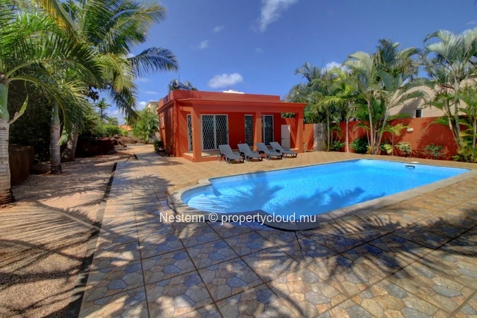 3 bedroom duplex very close to the beach