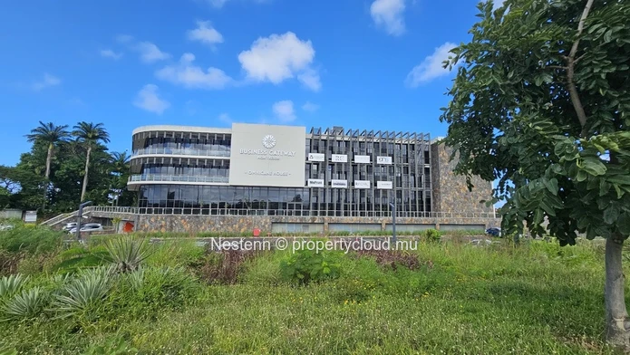 Convenient office space with green surroundings near the airport