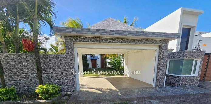 À LOUER – Superbe villa en Duplex  avec Piscine et Grand Jardin arbore.