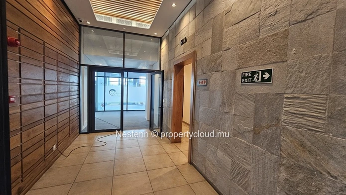 110 m² Office, strategically located near the airport and motorway