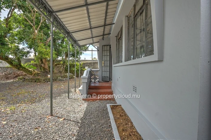  120 m² building on a 527 m² plot of land on the main road 