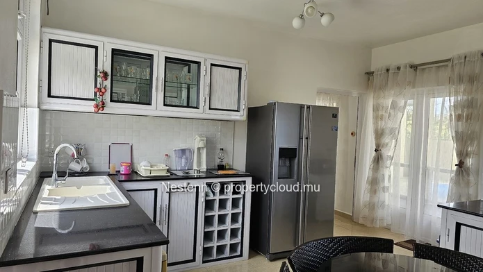 Triplex moderne avec piscine privée et vue mer a quelques pas de marche de la mer