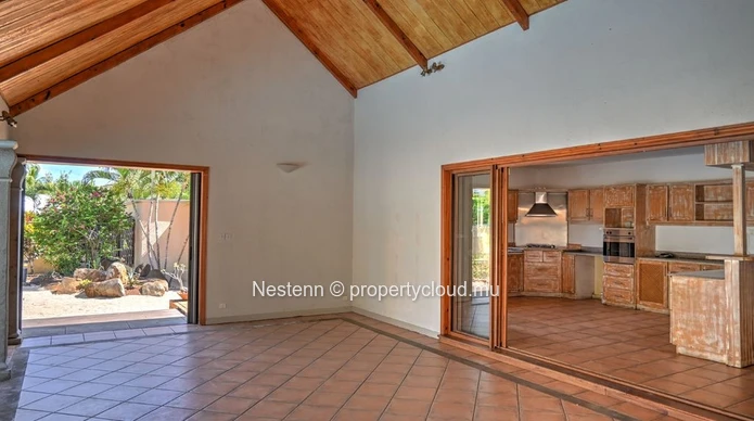 Grande maison familiale de 380 m² sur un terrain de 1 140 m² (27 perches) avec pavillon et piscine
