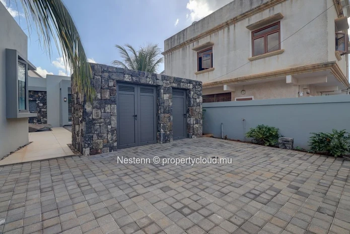 Beautiful, newly built single-storey villa with private pool, in a quiet residential area