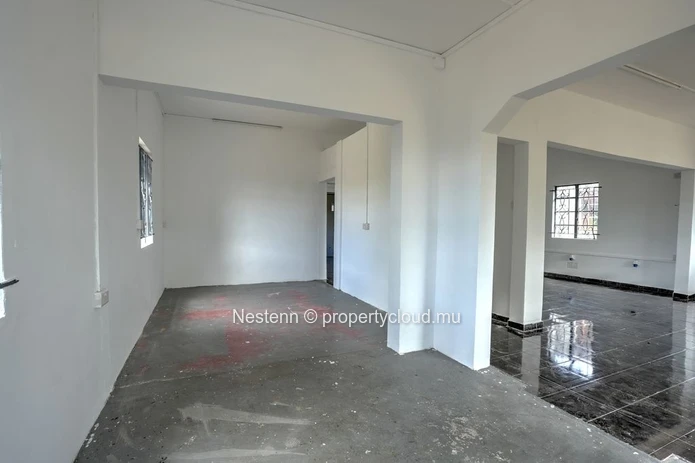  120 m² building on a 527 m² plot of land on the main road 