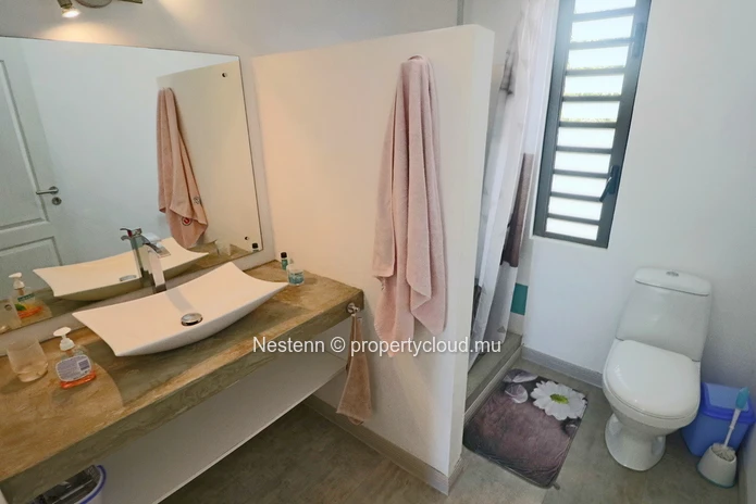 Maison moderne de 3 chambres avec une belle pelouse