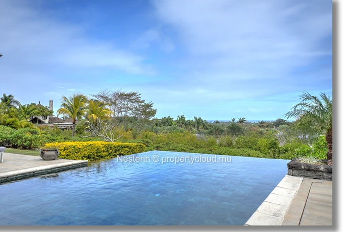 Une villa unique, où modernité et charme tropical se rencontrent.