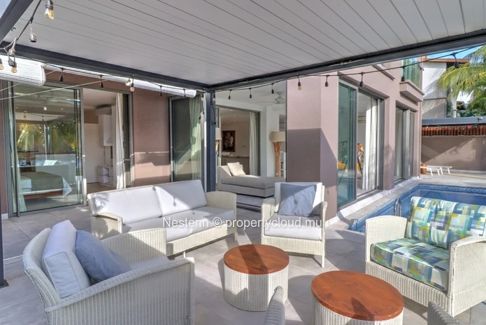 Spacious and bright 300 m2 apartment with swimming pool and garden on the riverside