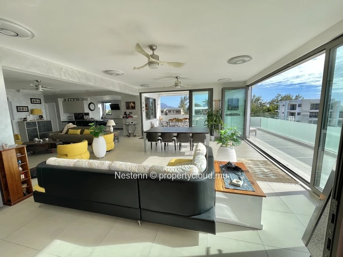 Magnifique penthouse de 3 chambres en suite idéalement situé à côté de la plage 
