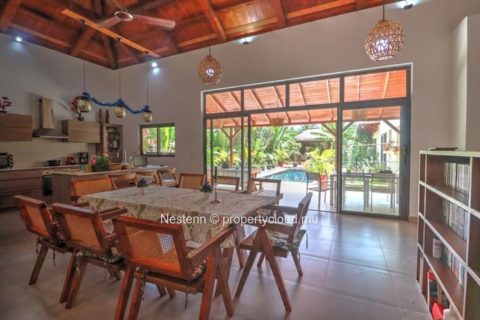 Élégante villa de style balinais sur un terrain de 675 m²