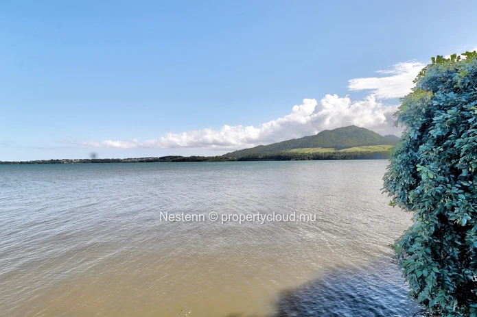 Magnifique terrain de 14 984 m² avec vue imprenable sur la baie de Ferney, la montagne du Lion, la Falaise Rouge et l...