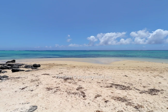 3-bed single storey house with lots of charm in front of the beach