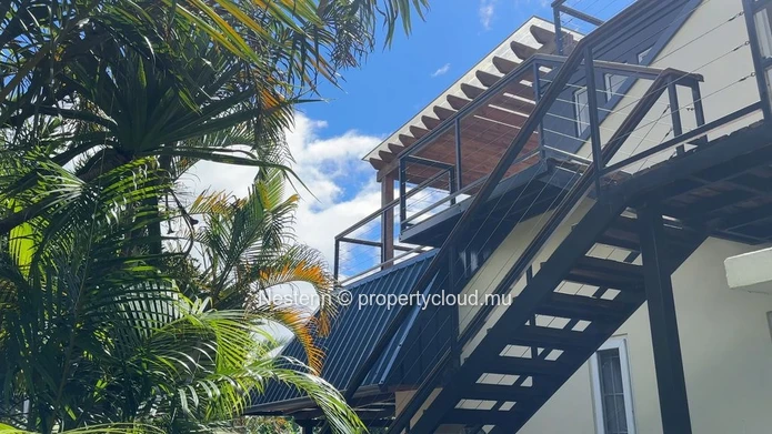 Magnifique villa de 418 m² avec jardin luxuriant, piscine et terrasses panoramiques