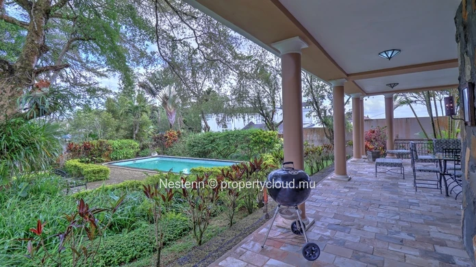 Villa de 4 chambres avec jardin de 2110m² piscine privée charme rustique et moderne