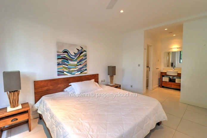 Spacious and bright 300 m2 apartment with swimming pool and garden on the riverside