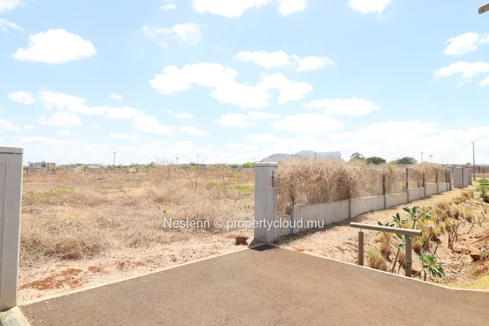 Superb residential plot in a quiet and secure environment, close to the sea. 