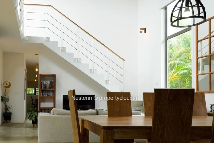 Maison contemporaine familiale avec mezzanine et spacieux jardin 