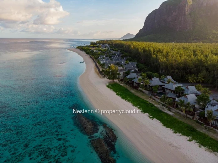 Contemporary duplex villa with 4 bedrooms, private pool, and mountain views in a secure residence