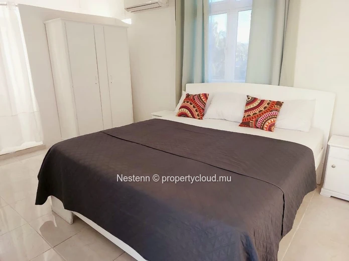 Comfortable studio apartment a stone's throw from the beach with swimming pool and secure parking. 