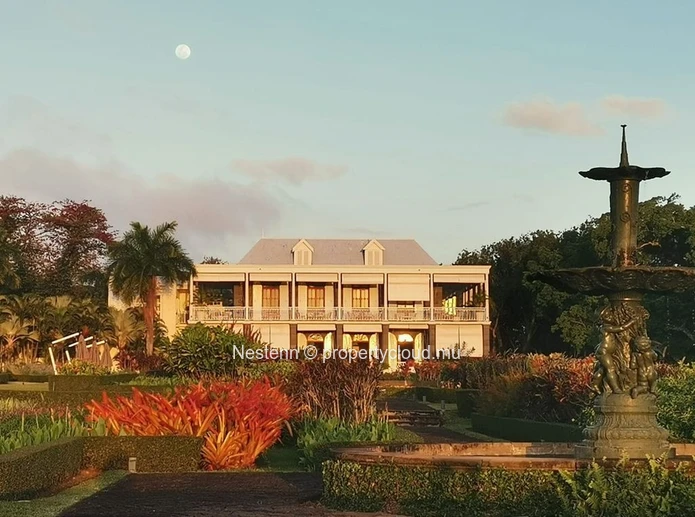 Une villa sur mesure dans un domaine renommé, nichée dans un écrin de verdure luxuriante.