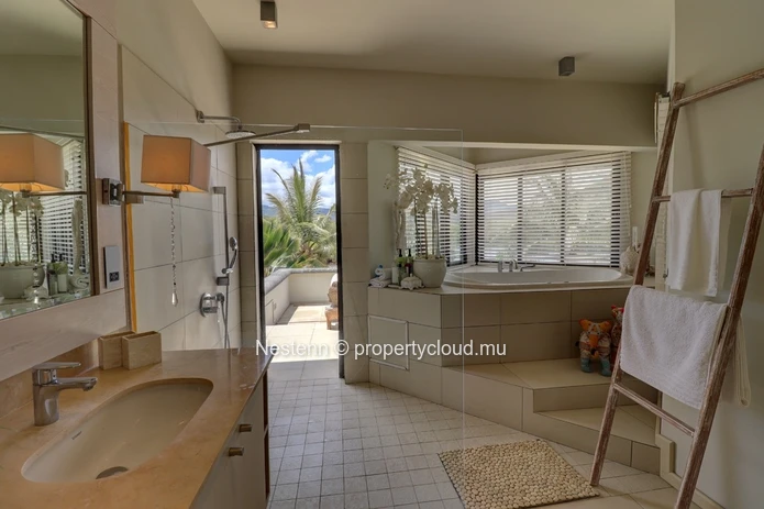 Duplex meublé de 4 chambres avec vue sur rivière et montagne, et proche de plage
